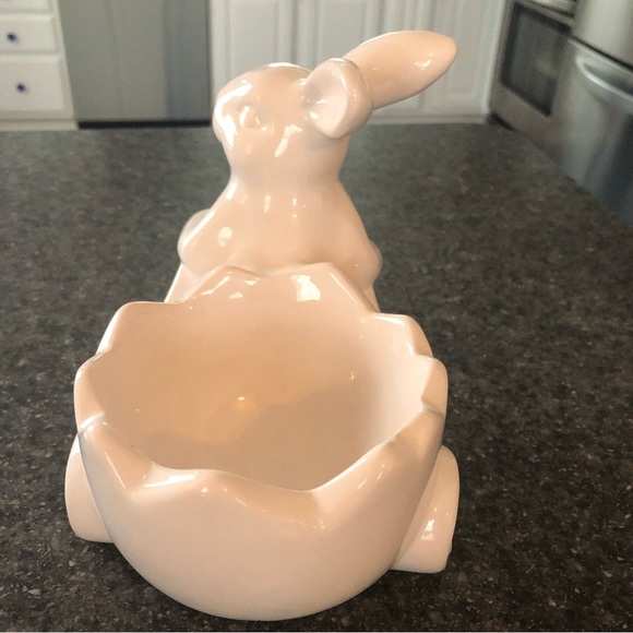 Ceramic Bunny pulling an Easter Egg - Picture 9 of 11